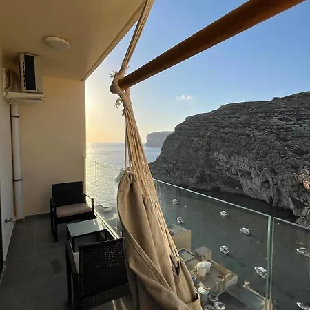 Apartment - Seafront 2 Bedroom Apartment, Fully Air-conditioned And Equipped With Amenities