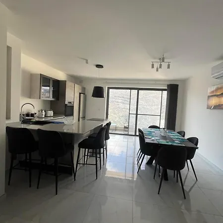 - Seafront 2 Bedroom Apartment, Fully Air-conditioned And Equipped With Amenities * Xlendi