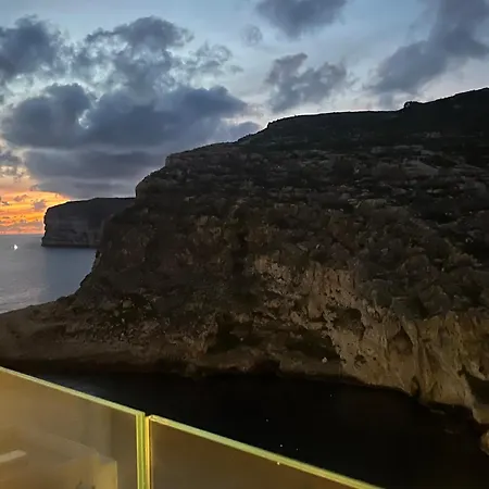 شقة - Seafront 2 Bedroom Apartment, Fully Air-conditioned And Equipped With Amenities *