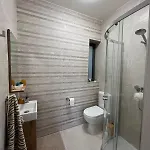 - Seafront 2 Bedroom Apartment, Fully Air-conditioned And Equipped With Amenities 슬렌디