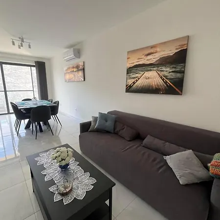 Daire - Seafront 2 Bedroom Apartment, Fully Air-conditioned And Equipped With Amenities *