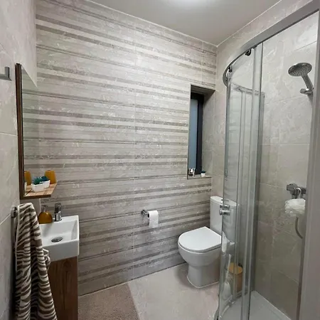 - Seafront 2 Bedroom Apartment, Fully Air-conditioned And Equipped With Amenities Xlendi