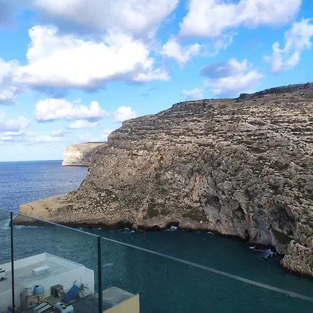 Apartament - Seafront 2 Bedroom Apartment, Fully Air-conditioned And Equipped With Amenities